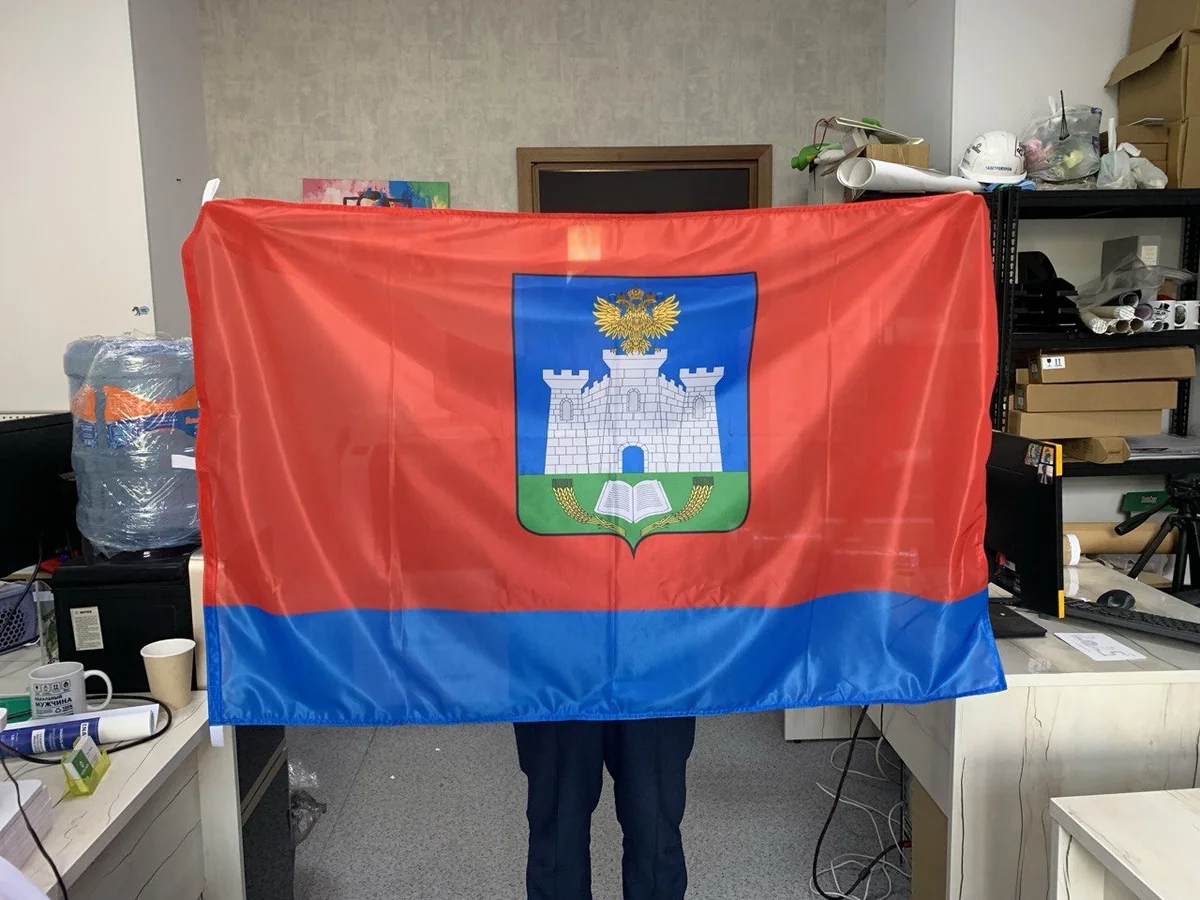 Флаг с гербом города в полный формат, обработка люверсы и карман, флаг на заказ спб