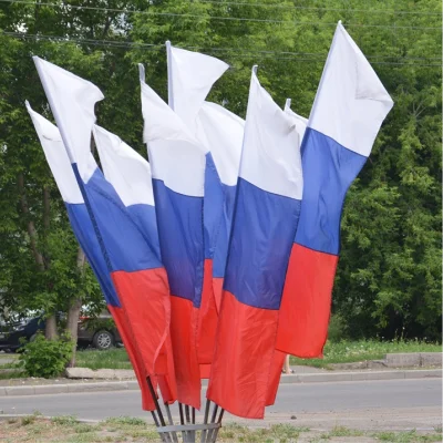 Флаги на флагштоках у дороги, ряд флагов для мероприятия, печать флагов СПб