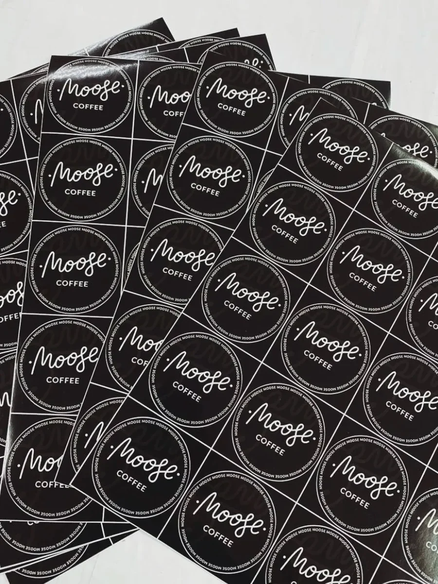 Наклейки круглые с логотипом для кофейни Moose Coffee — печать на плёнке листами