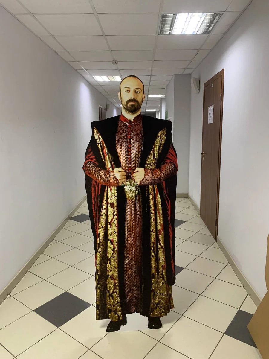 Ростовая фигура героя сериала в полный рост, картонная фигура для фотозоны