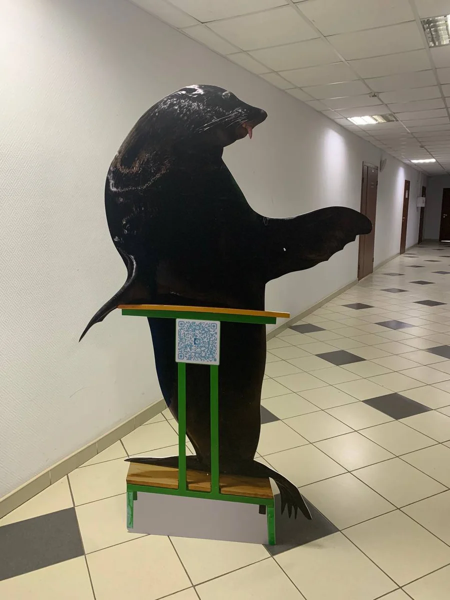 Ростовая фигура животного из картона с QR-кодом на подставке, реклама у входа