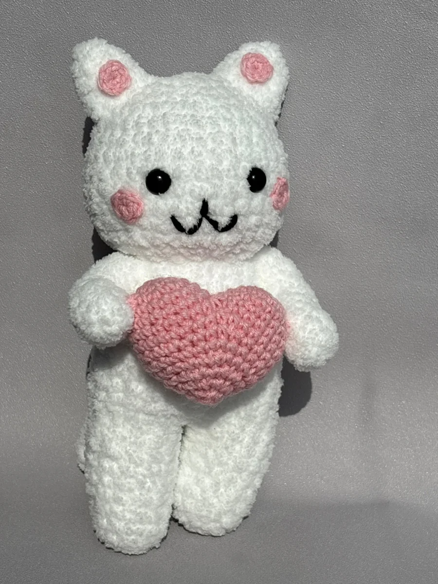 Вязаный котик с сердечком, 20 см, мягкая игрушка ручной работы, подарок